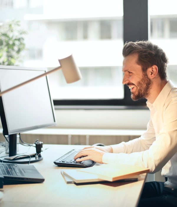 HenkiloTietokoneellaSuuri